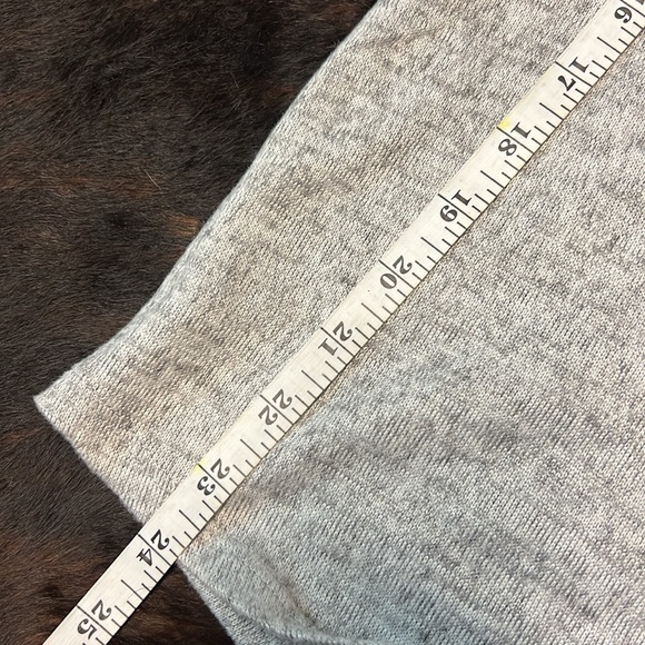 New 89th + Madison Gray Soft Top with Silver Neck Embellishments Size Medium - Picture 13 of 13